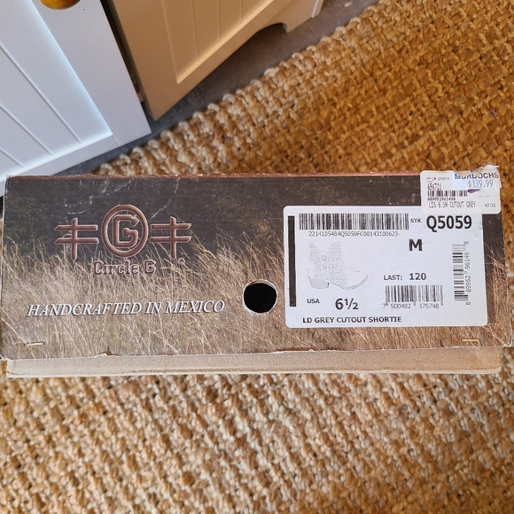 Circle G women's size 6.5 cutout booties - Picture 7 of 7